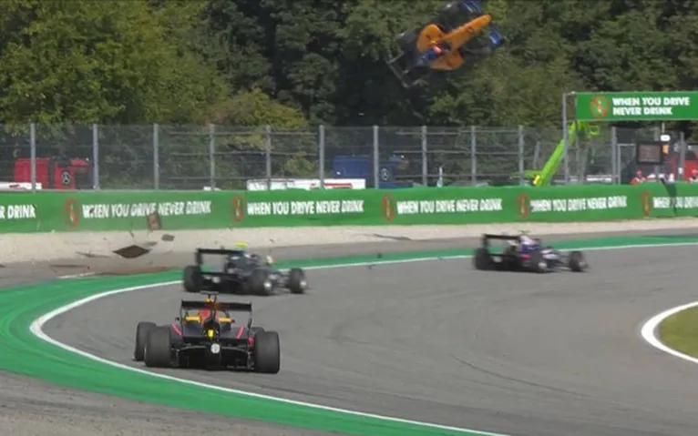 Carro 'voa' em acidente assustador em Monza; veja o vídeo!