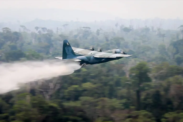 Governo utiliza aeronaves C-130 Hércules para combater incêndios na Amazônia
