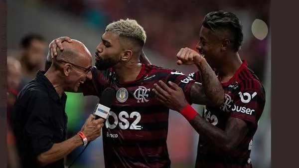 Gabigol beija repórter da Globo em comemoração de gol