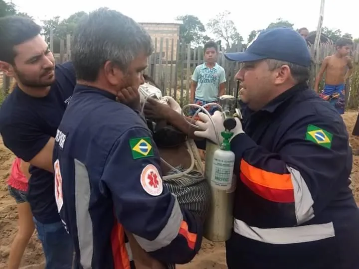 Bombeiros resgatam criança de 5 anos que caiu dentro de fossa