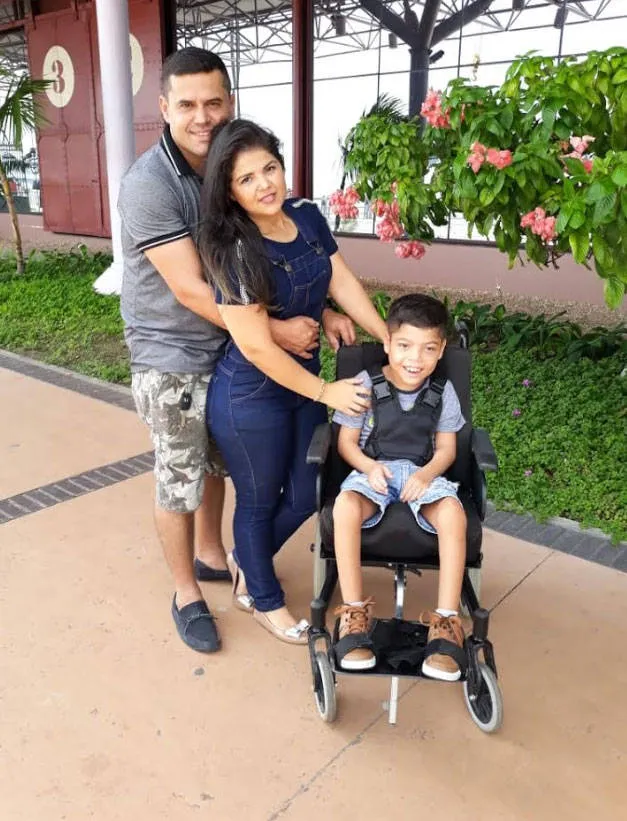 Criança com paralisia cerebral precisa de ajuda para cirurgia