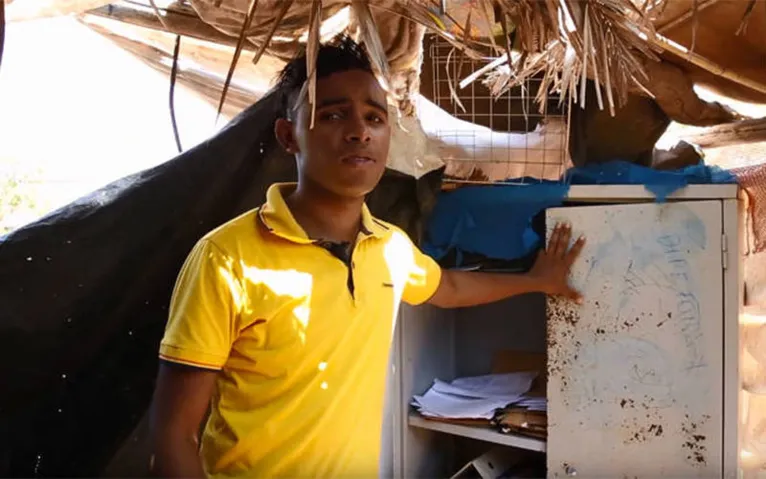 Jovem cria escola de lona para dar aulas de reforço no Tocantins