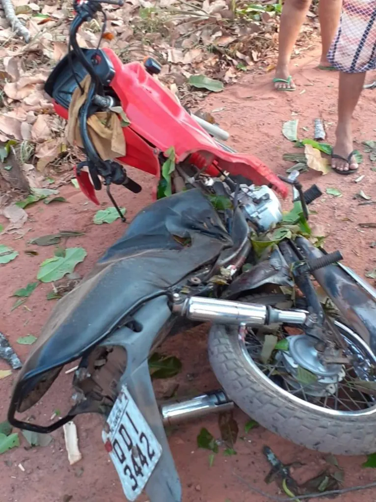 A moto ficou totalmente amassada com a pancada.