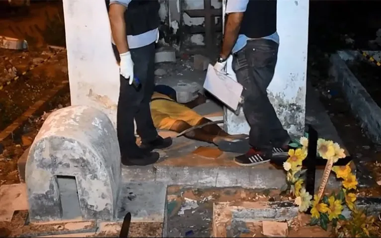 Homem é morto com golpes de faca, pedradas e tiros dentro de cemitério