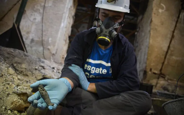 Pedro von Seehausen, doutorando em Arqueologia, especialista em egiptologia do Museu Nacional da UFRJ, resgata fragmentos ósseos um ano após o incêndio. 