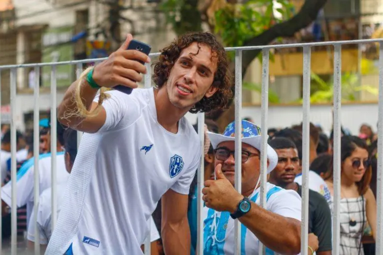 Hélio dos Anjos e jogadores do Papão se emocionam durante o Círio de Nazaré