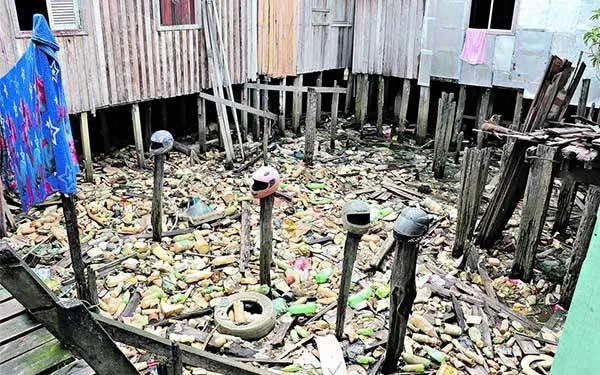 A maioria sequer foi erguida. Outras não foram terminadas, mas foram ocupadas por usuários de drogas.