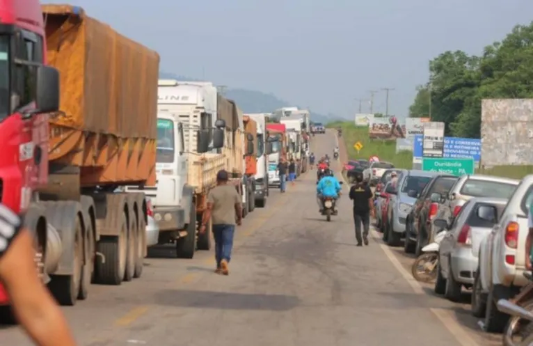 Manifestantes bloqueiam BR-155 após fechamento de garimpos em Eldorado dos Carajás