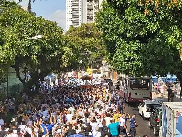 Procissão da Festa arrasta romeiros pelas ruas de Belém