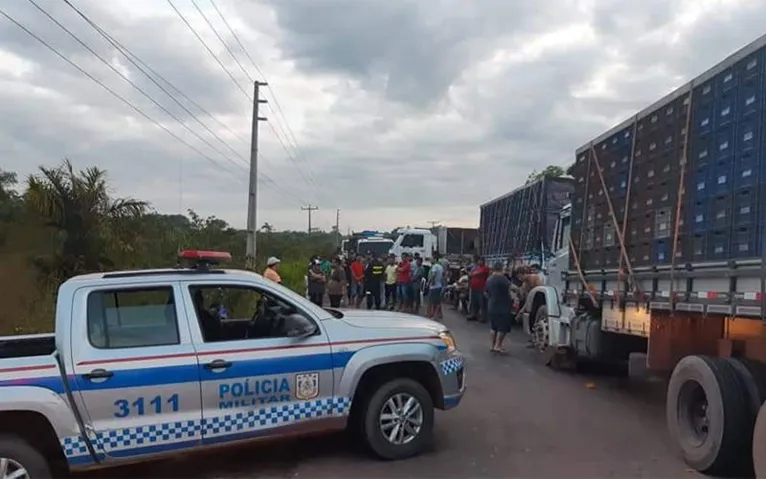Caminhoneiros protestam por melhorias e fecham PA 151 em Igarapé-Miri 