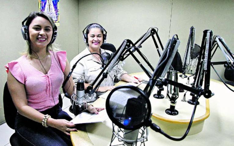 A locutoras Paula Marrocos e Haynna Hálex, em ação na Rádio Clube.