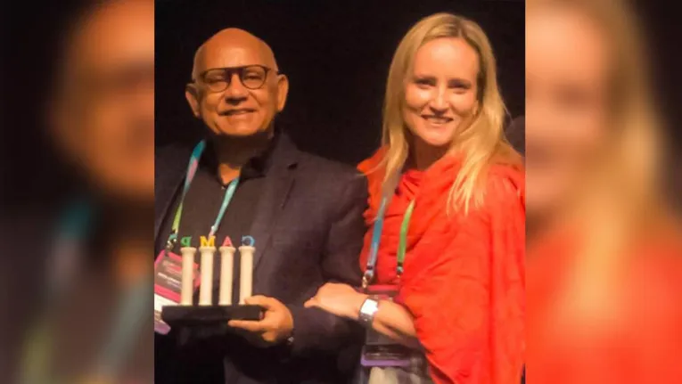 Ricardo recebeu a premiação ao lado de sua esposa, Lucile Lacari, que atuou como coordenadora adjunta na campanha.