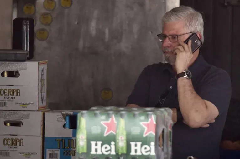 Janot aparece em depósito com cervejas paraenses e afirma: 'Aqui é o meu lugar'