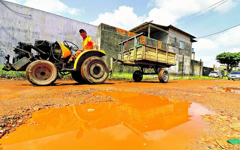 Veículos de maior porte também enfrentam dificuldades e precisam desviar das crateras que há no meio do caminho.