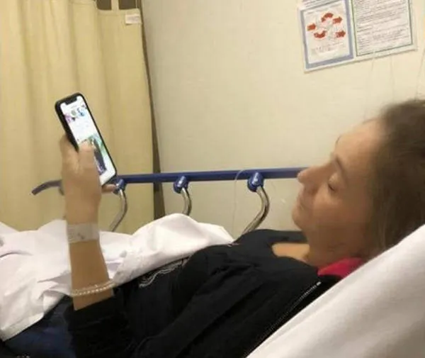 Irmão compartilhou uma imagem de Sonia Abrão deitada em uma cama de hospital. 