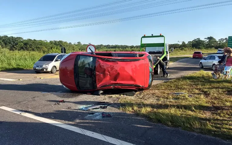 Carro capota após colisão com caminhão de aparelhagem em Salinas 