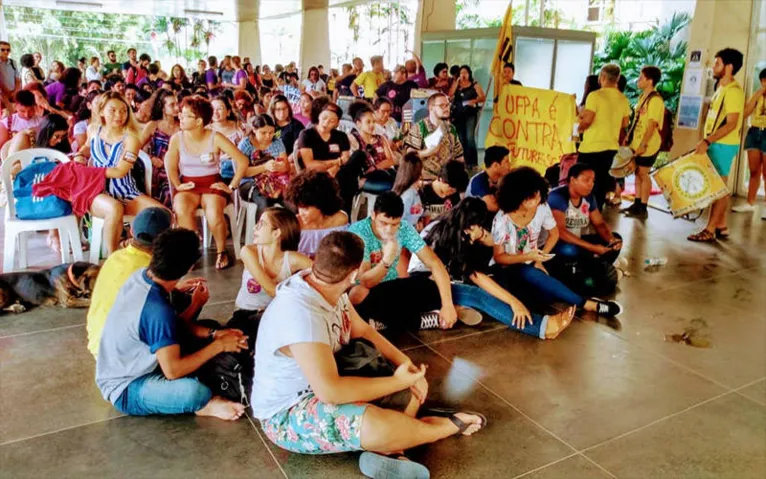 Alunos e servidores protestam contra programa que pode cobrar mensalidade na UFPA