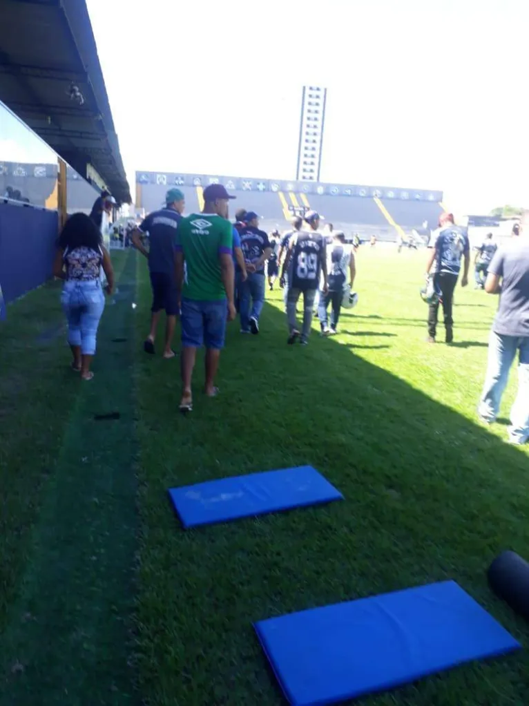 Torcedores azulinos entram em treino no Baenão para cobrar time