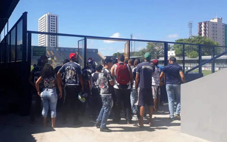 Torcedores azulinos entram em treino no Baenão para cobrar time