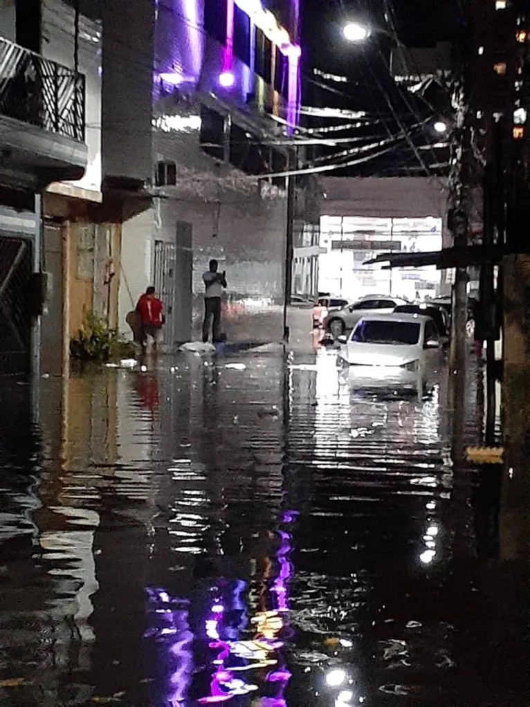 Chuva forte provoca alagamentos e trânsito parado em Belém nesta segunda-feira