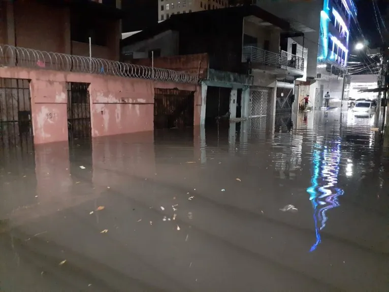 Chuva forte provoca alagamentos e trânsito parado em Belém nesta segunda-feira