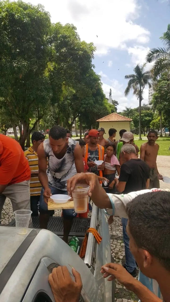 Paraense comemora aniversário distribuindo sopa para moradores de rua