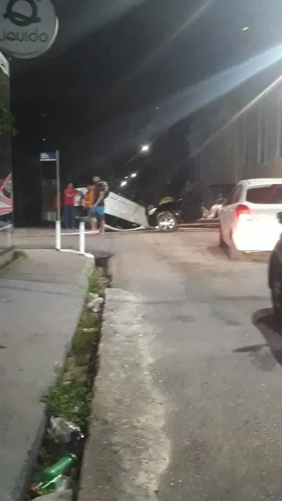Carro cai no canal da Tamandaré e outro capota na Manoel Barata em Belém