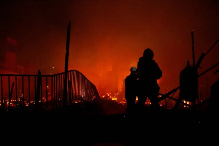 Incêndio de grandes proporções destrói 20 casas no bairro da Pedreira ; veja o vídeo