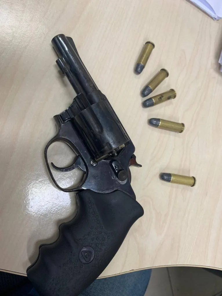 Durante a abordagem policial, os agentes encontraram uma arma de fogo com os integrantes da quadrilha. 