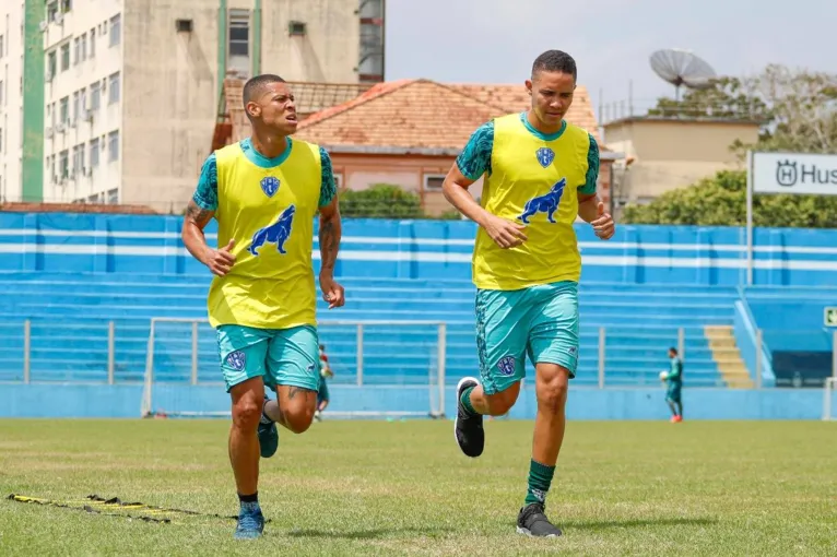 Hygor Silva (esq.) pode aparecer no Papão no Re-Pa deste domingo.