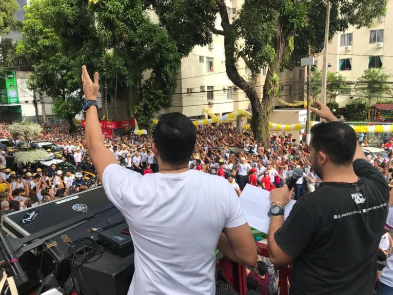 Há 8 anos cantor renova sua fé ao cantar para Nossa Senhora ao lado de crianças
