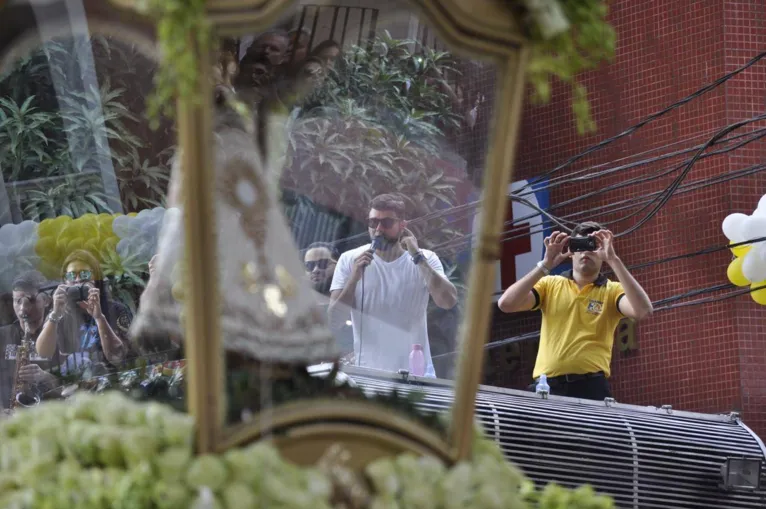Há 8 anos cantor renova sua fé ao cantar para Nossa Senhora ao lado de crianças
