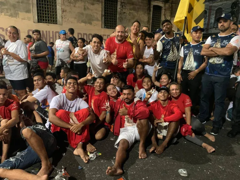 Grupo de Pessoas está desde a meia noite esperando para pagar suas promessas na corda. corda