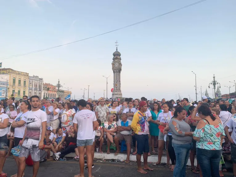 Milhares de romeiros esperam pelo início da procissão.