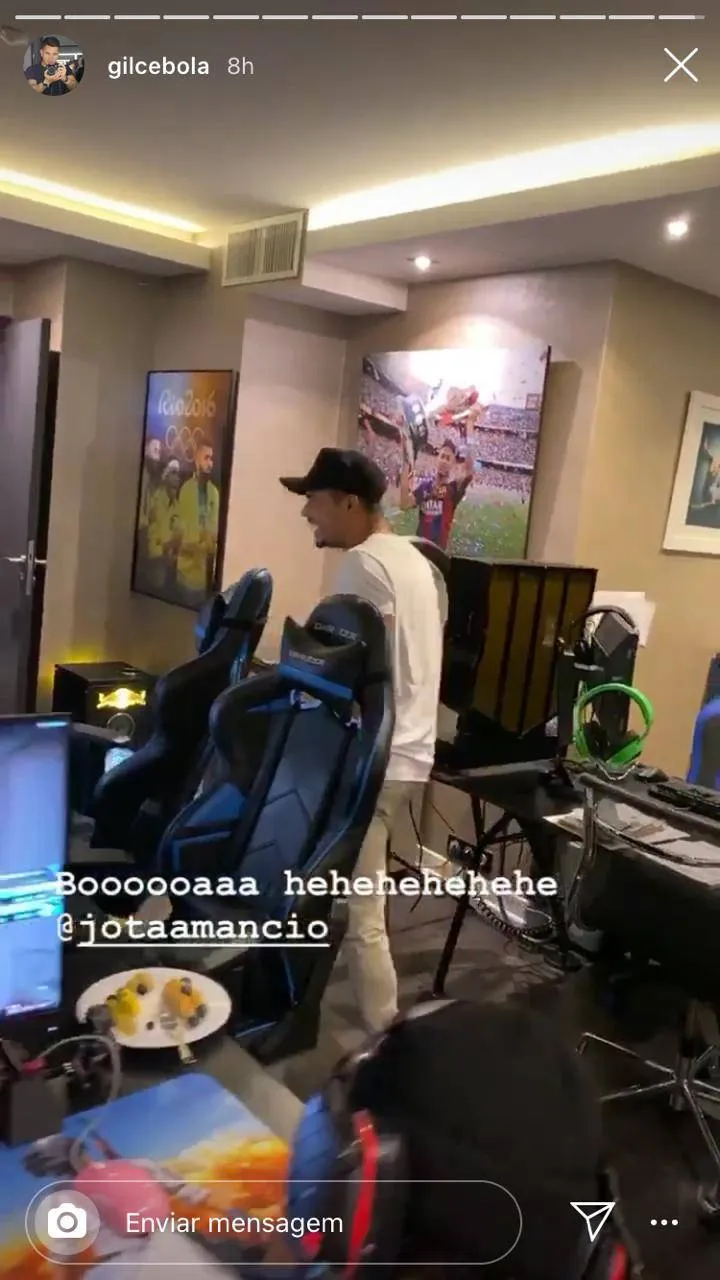 Em seguida, o papel foi retirado do rosto de Gabigol.
