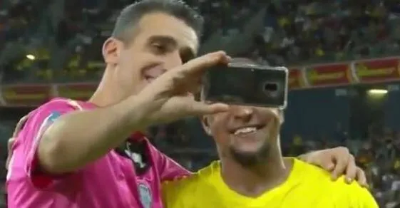 Árbitra puxa celular e faz selfie com jogador brasileiro no meio de jogo. Veja o vídeo