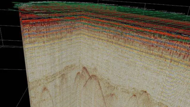 Imagem de radar que mostram o teto cônico da base enterrada