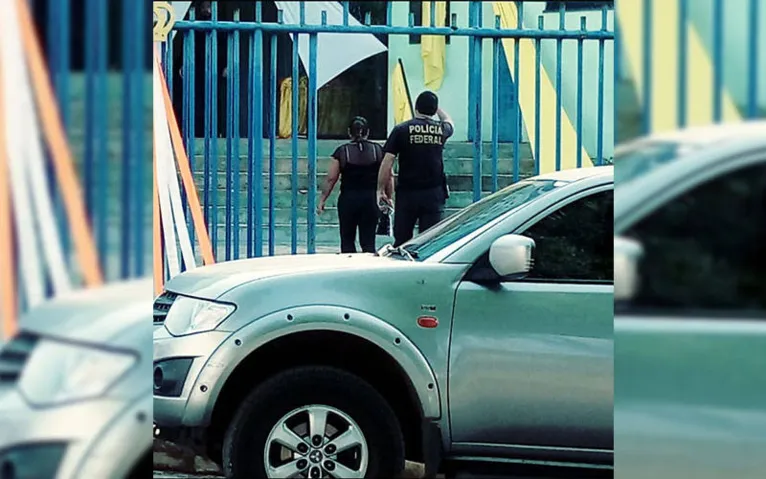 Agentes da PF entram na sede da prefeitura onde cumprem mandado de busca e apreensão 