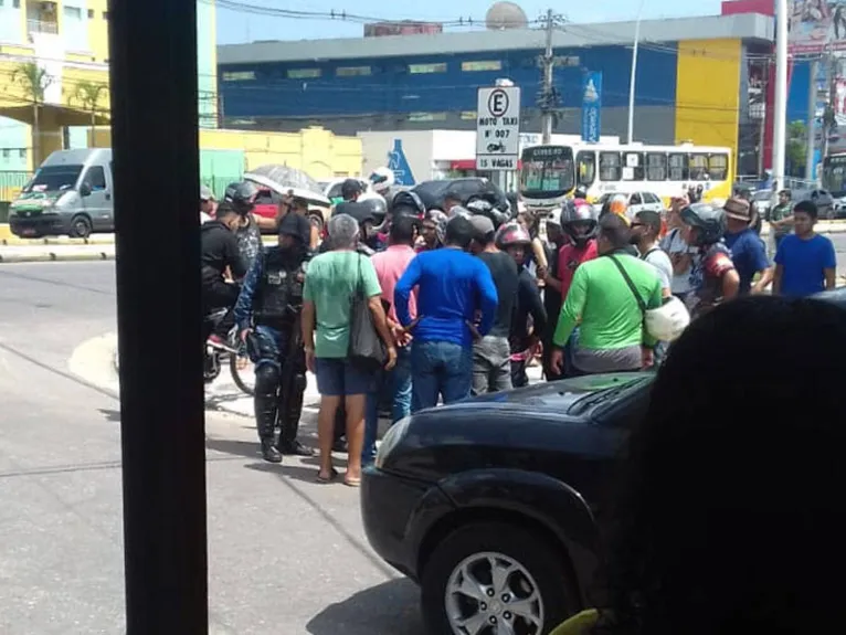 Os mototaxistas interditaram uma das pistas da avenida Augusto Montenegro com pneus velhos e madeiras