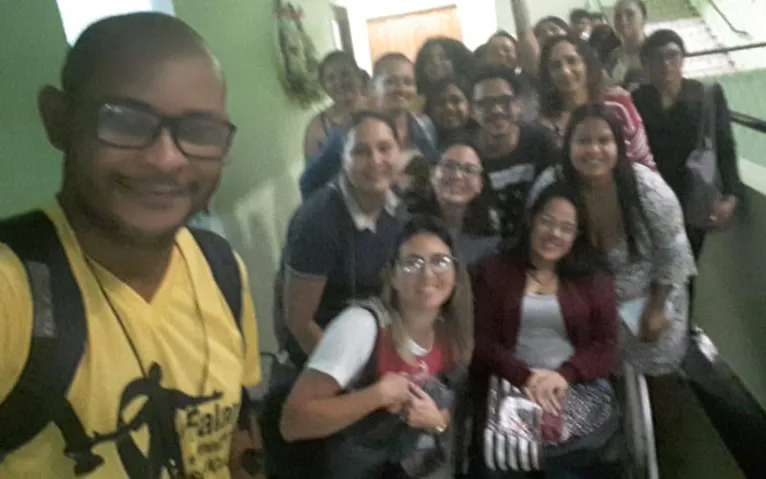 A estudante do 4º semestre de psicologia precisou da ajuda dos colegas no dia em que a turma atendeu às aulas no andar superior da instituição