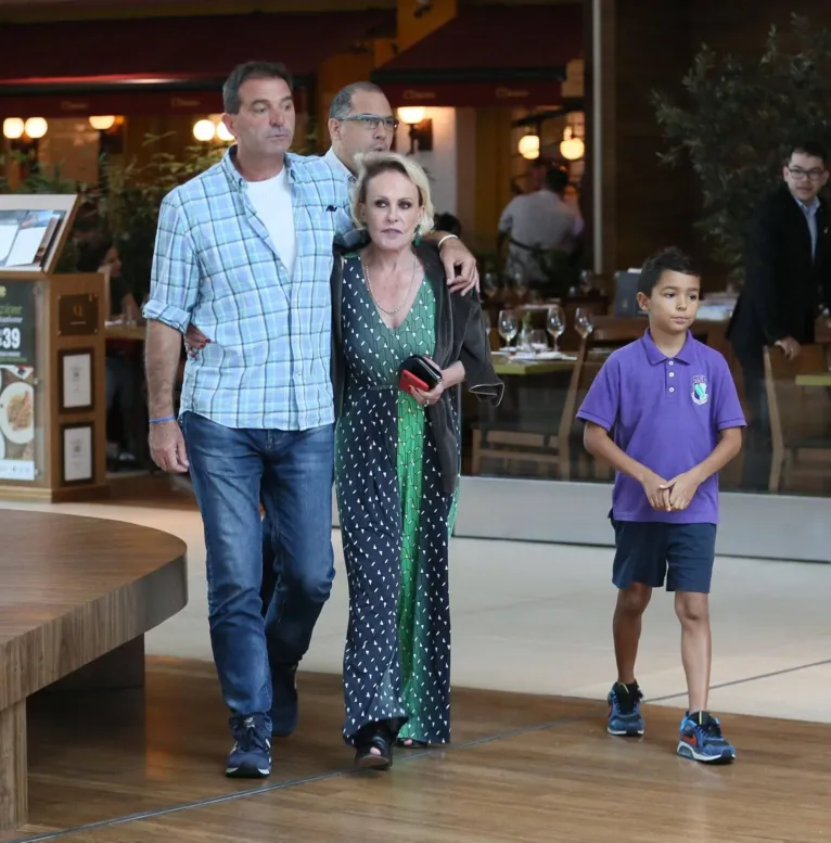 Ana
Maria Braga passeia com novo namorado francês em shopping