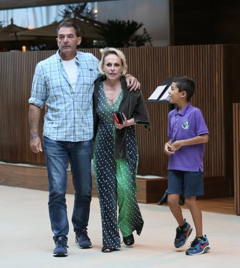 Ana
Maria Braga passeia com novo namorado francês em shopping