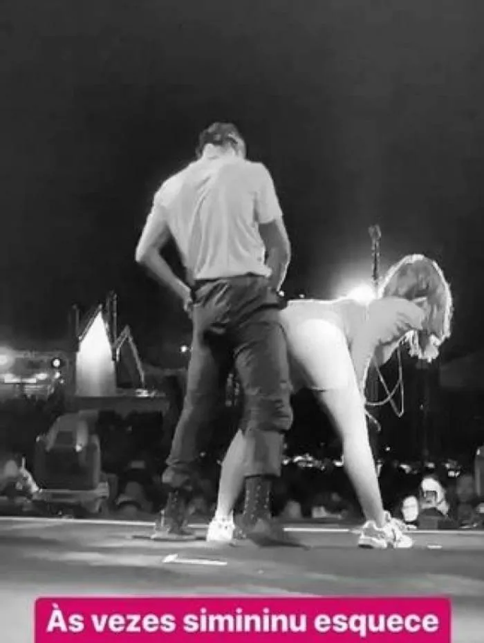 Anitta leva 'tapão' na bunda durante coreografia e reclama de dançarino