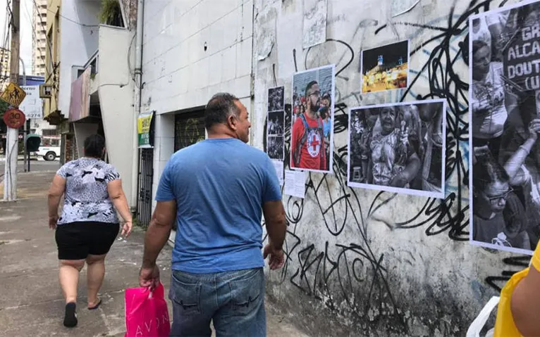Quem passa no local admira o trabalho deixado pelos fotógrafos