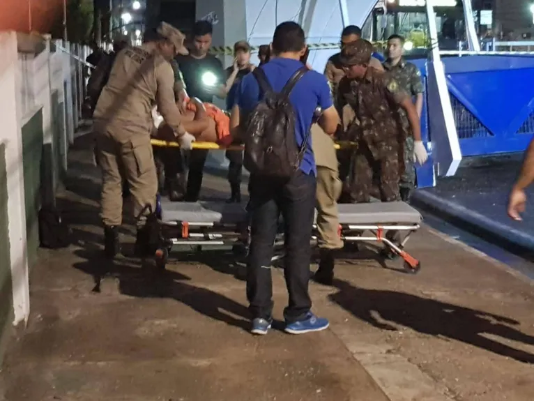 Vítimas são socorridas após queda de passarela em Belém