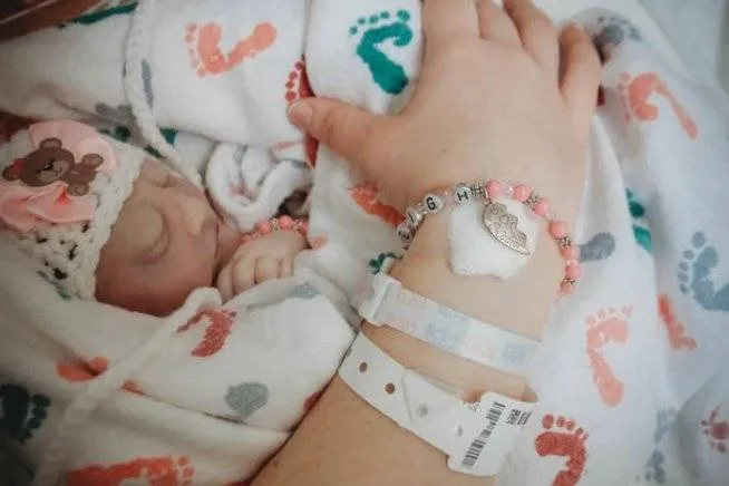 Sweet McKinleigh nasceu com apenas alguns fragmentos do cérebro desenvolvidos.