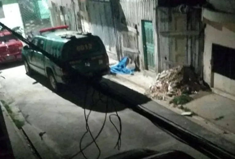 Momento em que a polícia chegava na vila
