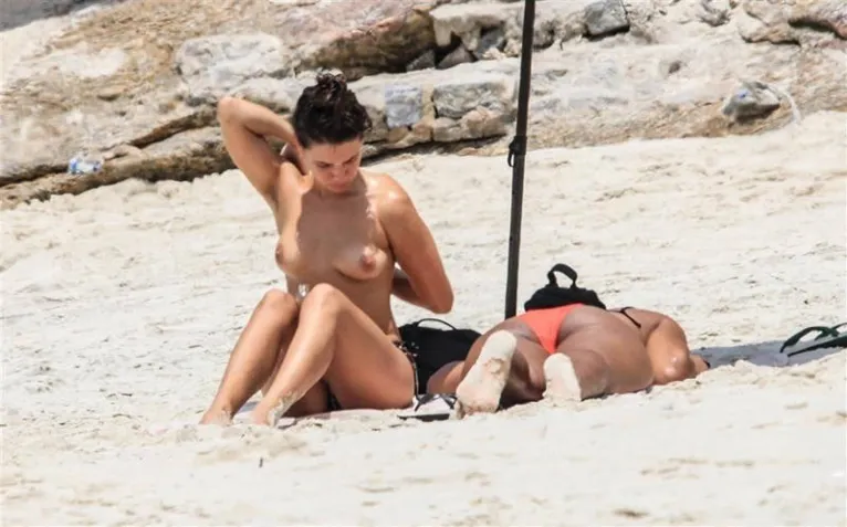 Bruna Linzmeyer faz topless e beija mulher em praia. Veja as fotos