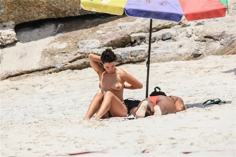 Bruna Linzmeyer faz topless e beija mulher em praia. Veja as fotos