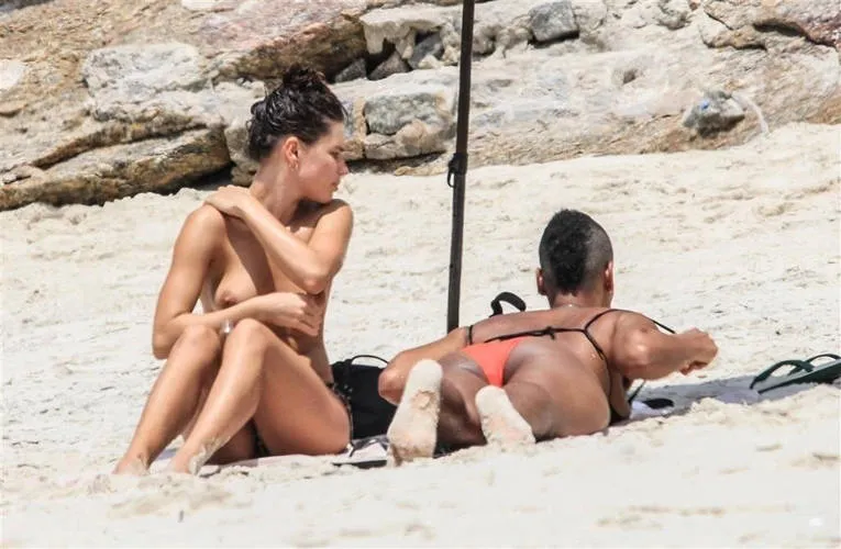 Bruna Linzmeyer faz topless e beija mulher em praia. Veja as fotos